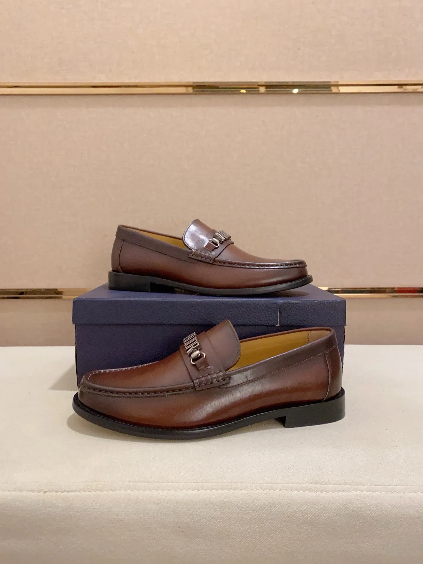 Factory price: 270 men's shoes 💰 High-end version of Dior Dior's new series. Famous actors and Internet celebrities wear super popular designs. They are designed with the sculptures of French artist Niki de Saint Phalle as rings. Material: Imported original material ➕Painted cowhide Foot pads: cowhide Outsole: Rubber outsole Men's shoe size: 38~44 Can be customized to size 45